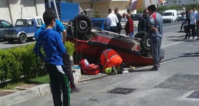 Incidente sulla statale 18, coinvolti quattro liceali di ritorno dal pranzo dei 100 giorni