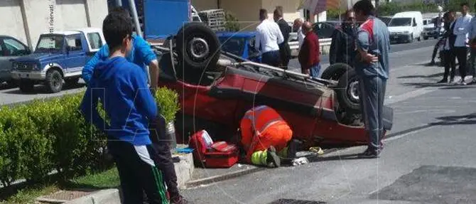 Incidente sulla statale 18, coinvolti quattro liceali di ritorno dal pranzo dei 100 giorni