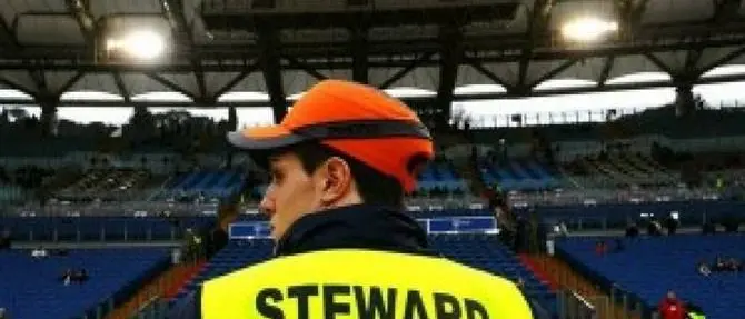 Sferra un pugno a uno steward durante Crotone-Fiorentina: condannato tifoso