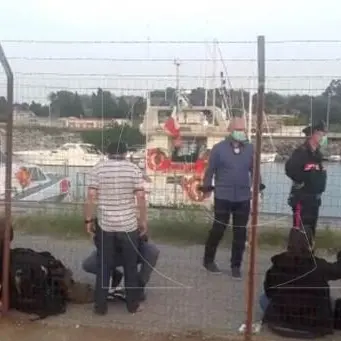 Porto di Gioia Tauro: sbarco di migranti sulla banchina della darsena di servizio (VIDEO)