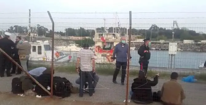 Porto di Gioia Tauro: sbarco di migranti sulla banchina della darsena di servizio (VIDEO)