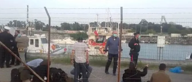 Porto di Gioia Tauro: sbarco di migranti sulla banchina della darsena di servizio (VIDEO)