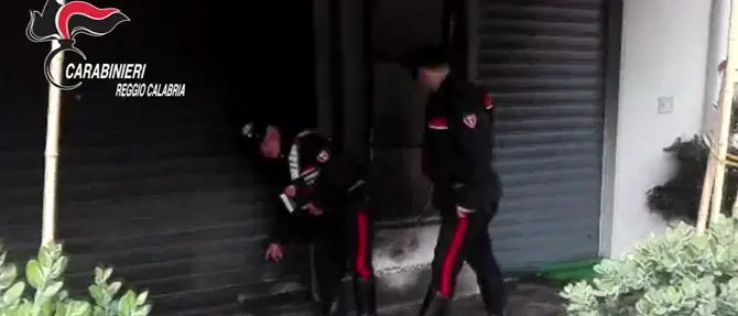 Sorpreso mentre dà alle fiamme un bar: un arresto nel Reggino (VIDEO)