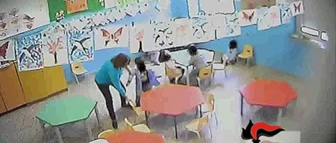 Schiaffi e calci a bimbi di 3 anni: 2 maestre sospese nel Crotonese