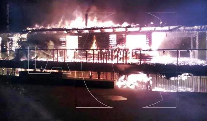 Incendio devasta noto lido balneare a Squillace (FOTO-VIDEO)