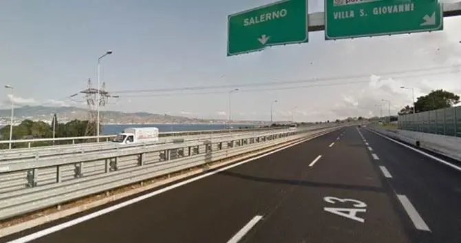 A piedi in autostrada per raggiungere Reggio: la protesta di alcuni migranti