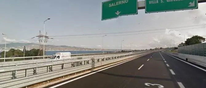 A piedi in autostrada per raggiungere Reggio: la protesta di alcuni migranti