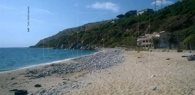 Cadavere di un uomo sulla spiaggia di Nicotera