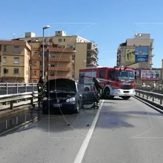Catanzaro: auto in fiamme nel quartiere marinaro