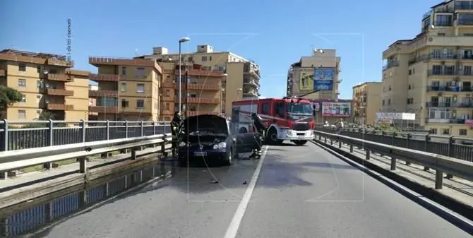 Catanzaro: auto in fiamme nel quartiere marinaro