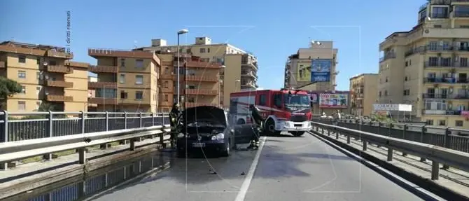 Catanzaro: auto in fiamme nel quartiere marinaro