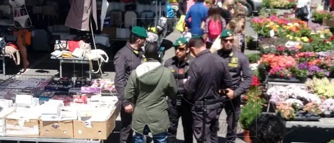 Catanzaro: lotta ai venditori abusivi. Al mercato i baschi verdi della Finanza