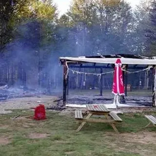 Catanzaro, Orme nel parco: bruciati i gazebo del punto ristoro