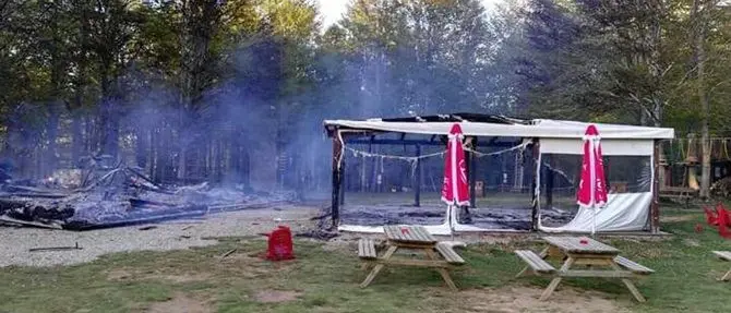 Catanzaro, Orme nel parco: bruciati i gazebo del punto ristoro