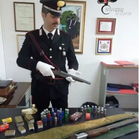 Botricello, detenevano armi e munizione illegalmente: arrestati padre e figlia