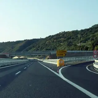 Tensione sull'A2, rissa tra due gruppi di tifosi in un autogrill di Tarsia
