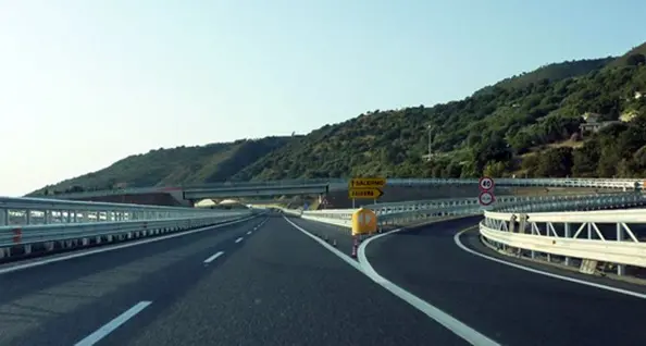 Tensione sull'A2, rissa tra due gruppi di tifosi in un autogrill di Tarsia