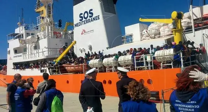 Reggio: giunta al Porto la nave Aquarius con oltre 800 migranti