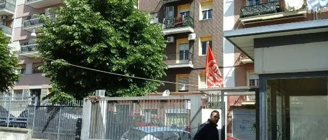 Cosenza, all'alba scatterà lo sgombero del palazzo Aterp di via Savoia