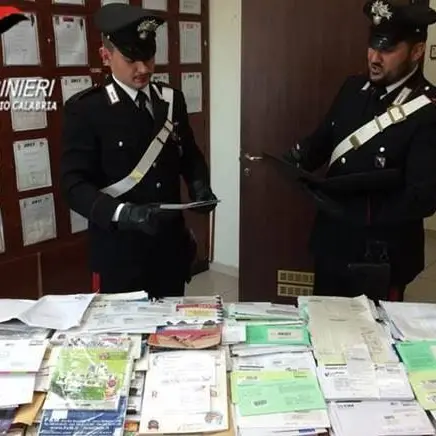 Aveva in casa 40 kg di lettere non recapitate: denunciato postino nel Reggino
