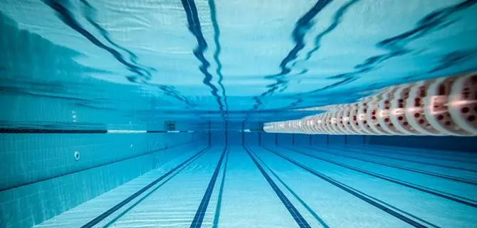 Bimbo morto in piscina, il medico legale: «Poteva essere salvato»