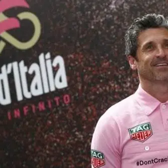 Castrovillari, l’attore di Grey’s Anatomy alla partenza della 7ª tappa del Giro d’Italia