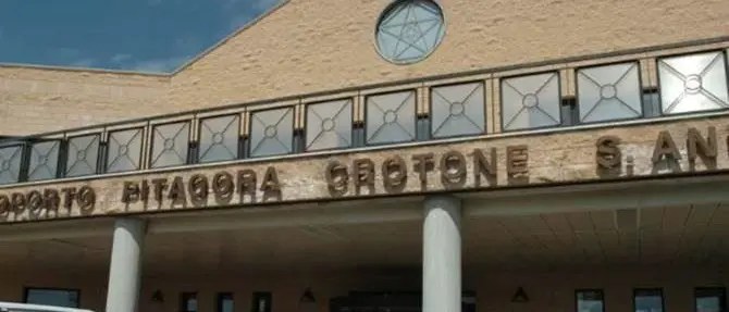‘Ndrangheta, l’aeroporto di Crotone e il “controllo” dei clan per il narcotraffico