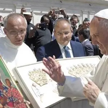 Il Papa benedice i diademi realizzati dall’orafo crotonese Affidato per la Madonna Nera di Polonia