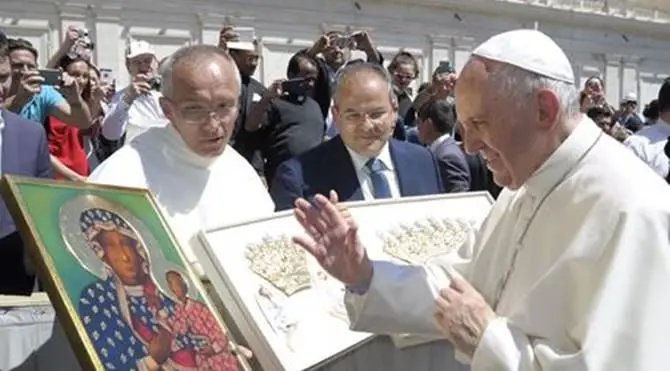 Il Papa benedice i diademi realizzati dall’orafo crotonese Affidato per la Madonna Nera di Polonia