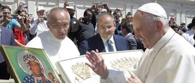 Il Papa benedice i diademi realizzati dall’orafo crotonese Affidato per la Madonna Nera di Polonia