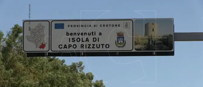REPORTAGE | Qui dov’è marcia anche la Misericordia. Viaggio a Isola Capo Rizzuto dopo la bufera giudiziaria