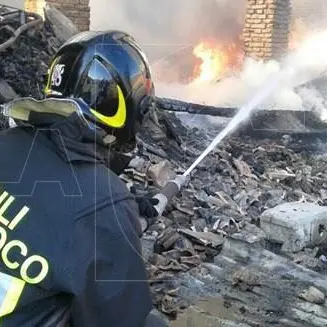 Catanzaro, incendio di vaste proporzioni avvolge alcuni capannoni (VIDEO)