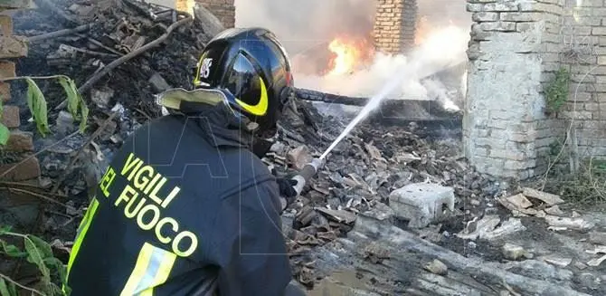 Catanzaro, incendio di vaste proporzioni avvolge alcuni capannoni (VIDEO)