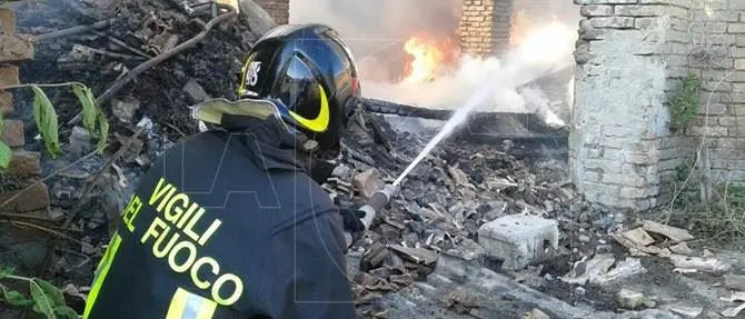 Catanzaro, incendio di vaste proporzioni avvolge alcuni capannoni (VIDEO)