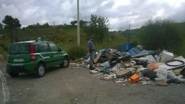 Abbandonano rifiuti a bordo strada, elevate ottomila euro di sanzioni (VIDEO)