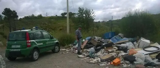 Abbandonano rifiuti a bordo strada, elevate ottomila euro di sanzioni (VIDEO)