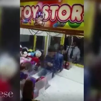 Bimbo sfugge al controllo dei genitori e finisce dentro la macchina “pesca palloni” (VIDEO)