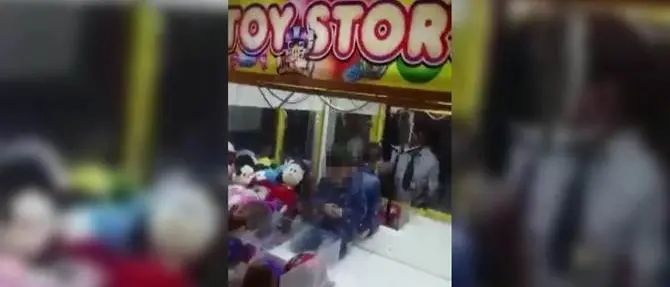 Bimbo sfugge al controllo dei genitori e finisce dentro la macchina “pesca palloni” (VIDEO)