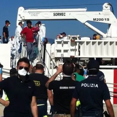 Giornata di sbarchi in Calabria, 5 navi con a bordo 2200 persone e 32 cadaveri