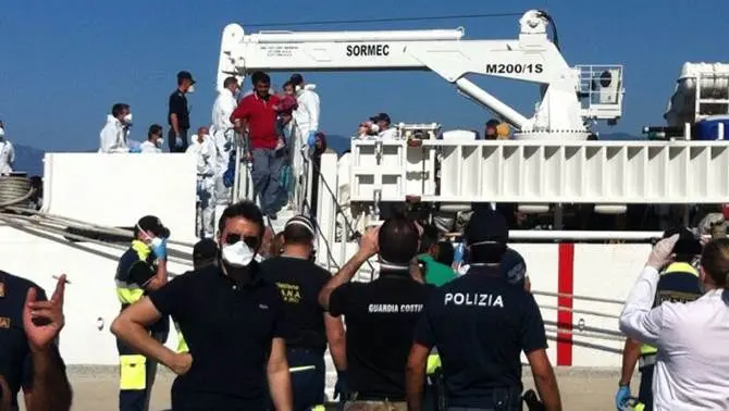 Giornata di sbarchi in Calabria, 5 navi con a bordo 2200 persone e 32 cadaveri