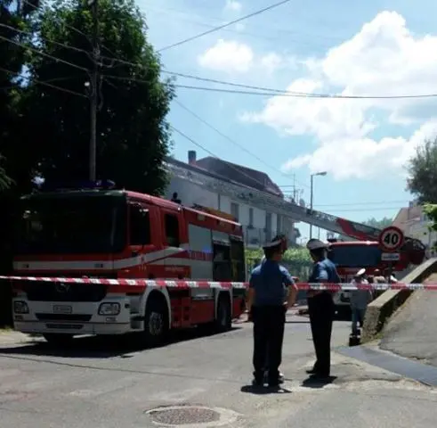 Cerisano, abitazione in fiamme. Gli occupanti riescono a fuggire