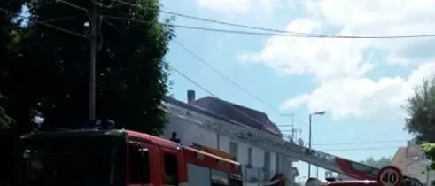 Cerisano, abitazione in fiamme. Gli occupanti riescono a fuggire