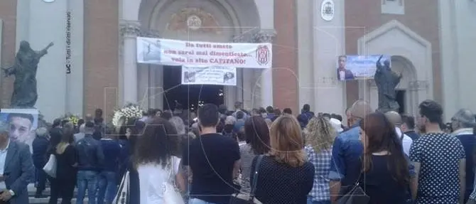 OMICIDIO PRESTIA | Più di tremila persone per salutare Francesco (VIDEO)
