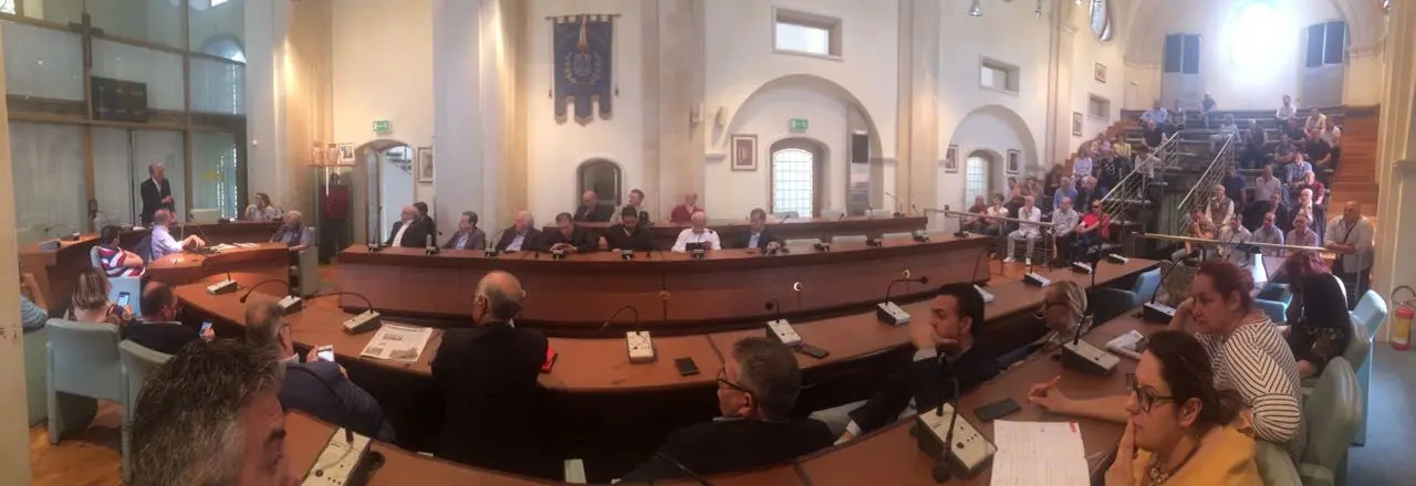 Sindaci dello Jonio cosentino in assemblea permanente: «Illogica divisione nella composizione dei collegi»