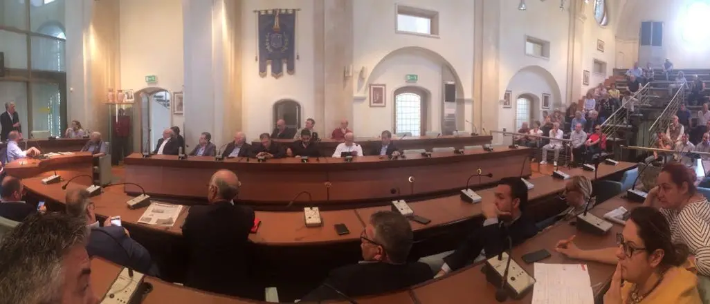 Sindaci dello Jonio cosentino in assemblea permanente: «Illogica divisione nella composizione dei collegi»