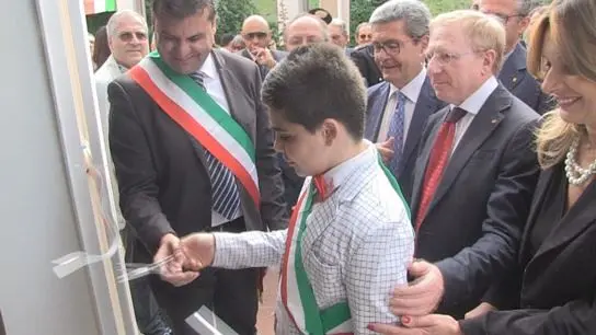 Taglio del nastro per la nuova sala consiliare del comune di Mendicino