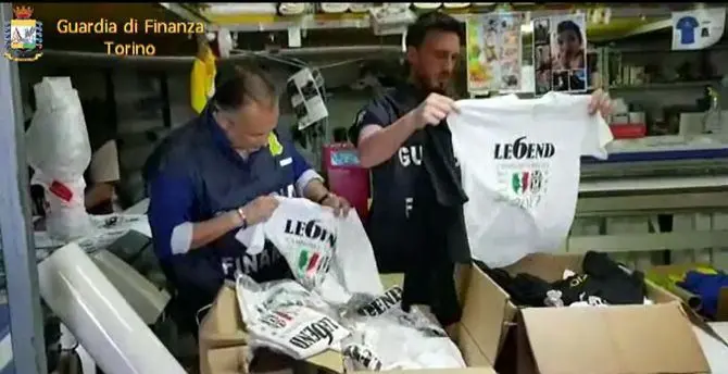 Migliaia di articoli Juve-Real falsi, smantellata industria del “tarocco”