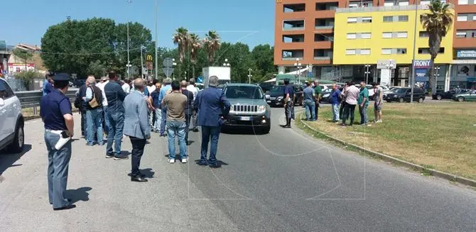 A passo d'uomo sull'autostrada contro la nuova legge elettorale