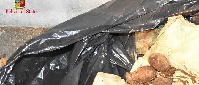 Nove bombe a mano rinvenute per strada a Reggio: le immagini (VIDEO)