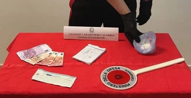 Guardavalle, alla vista dei carabinieri lanciano cocaina dal finestrino: arrestati